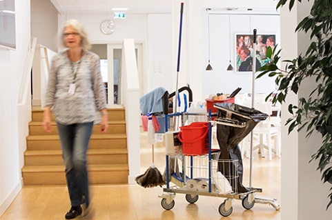 Städvagn och människa