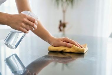 En hand som städar