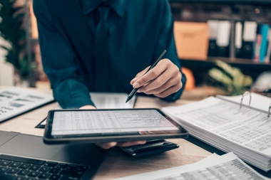 En dator och händer